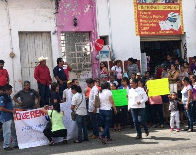 Con manifestación, exigen aparición de comerciante secuestrado en Atoyac
