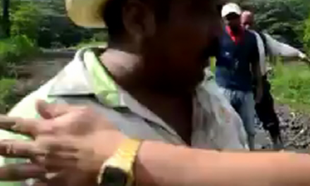 Con machetes en mano, ejidatarios obstruyen a Cazarín supervisar camino pavimentado