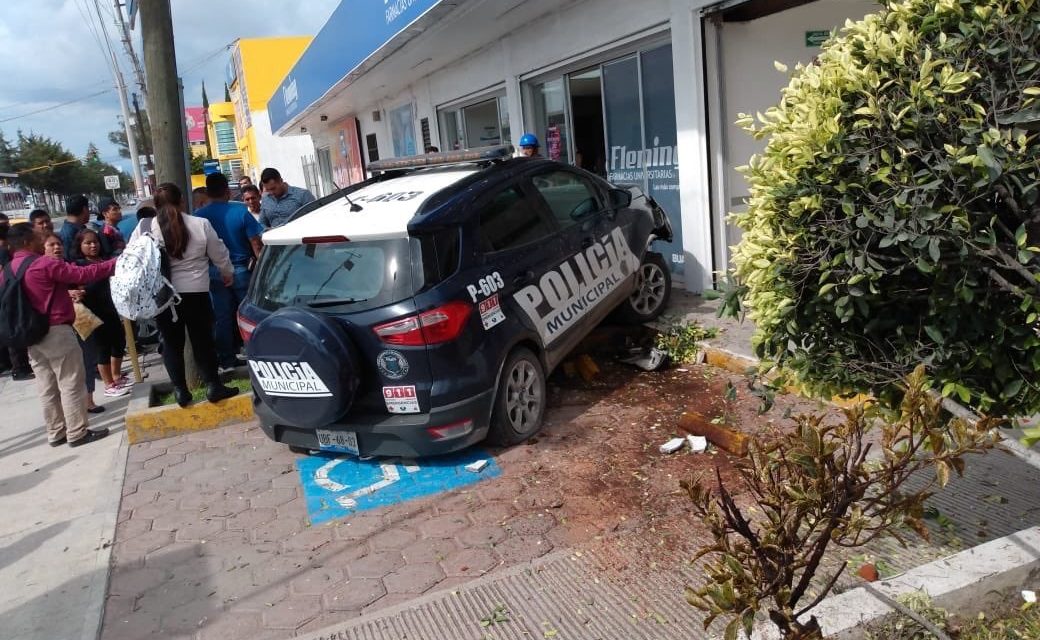 PATRULLA SE ESTRELLA CONTRA FARMACIA CUANDO PERSEGUÍA MOTOCICLISTA