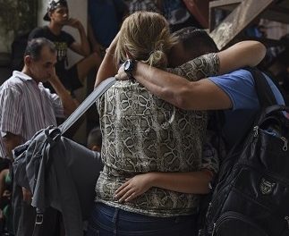 La volcadura de un vehículo donde eran transportados migrantes, ocurrida este sábado, dejó una mujer fallecida y nueve heridos