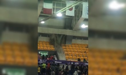Las fuertes lluvias en la capital de Aguascalientes provocaron que el techo del auditorio Morelos se desplomara.
