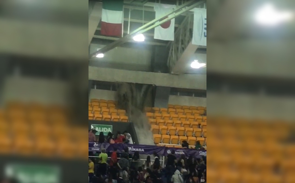Las fuertes lluvias en la capital de Aguascalientes provocaron que el techo del auditorio Morelos se desplomara.