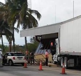Trailero baleado; su unidad arrolló la caseta de cobro
